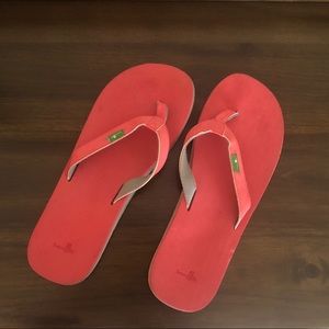 Coral Sanuk flip flops 👙